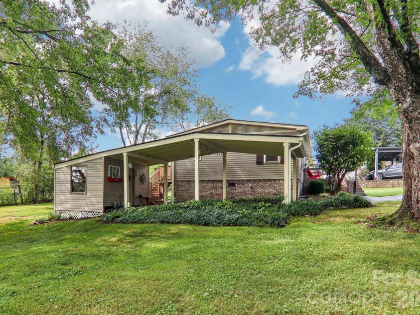 305 Meadowbrook Court, Hendersonville, NC 28792.  MLS# CAR4407091, YatesRealty ID 39621. 