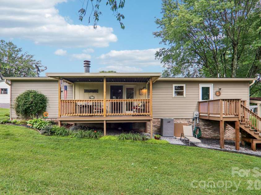 305 Meadowbrook Court, Hendersonville, NC 28792.  MLS# CAR4407091, YatesRealty ID 39621. 