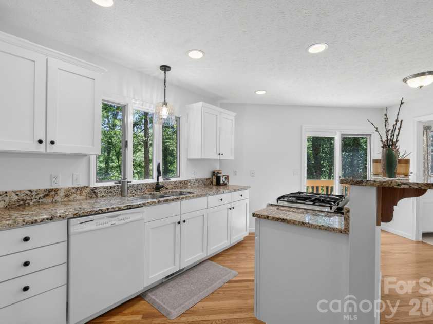 200 Newman Drive, Hendersonville, NC 28792.  MLS# CAR4405971, YatesRealty ID 39624. 