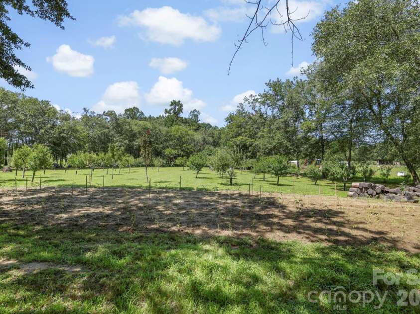 200 Newman Drive, Hendersonville, NC 28792.  MLS# CAR4405971, YatesRealty ID 39624. 