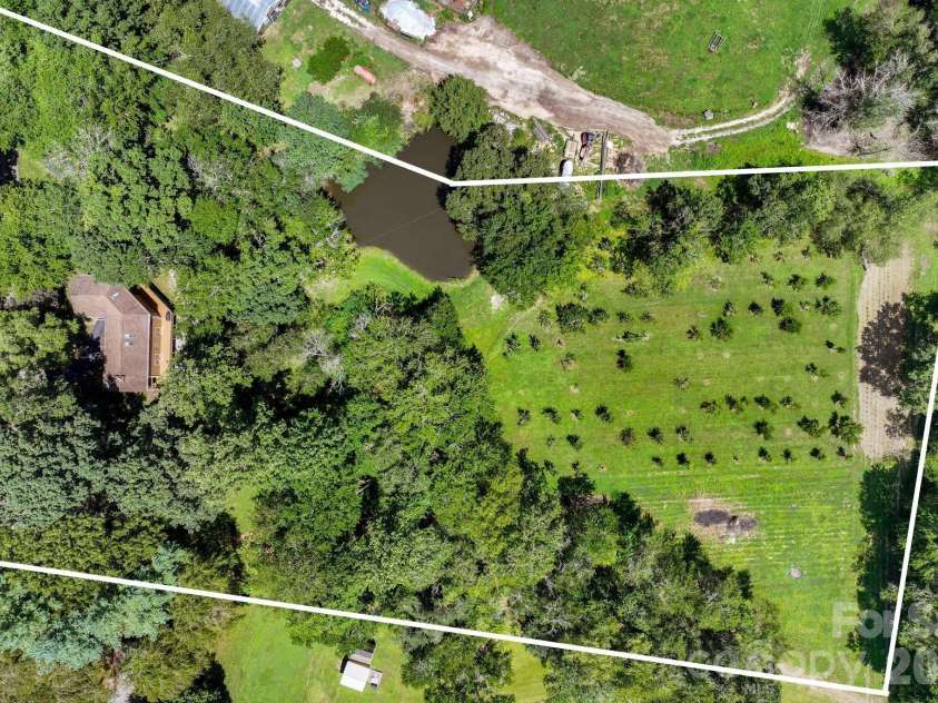 200 Newman Drive, Hendersonville, NC 28792.  MLS# CAR4405971, YatesRealty ID 39624. 