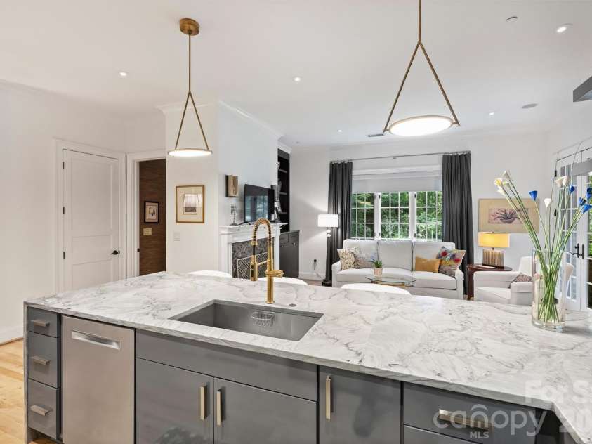 241 Queens Road, Charlotte, NC 28204.  MLS# CAR4400398, YatesRealty ID 39625. 
