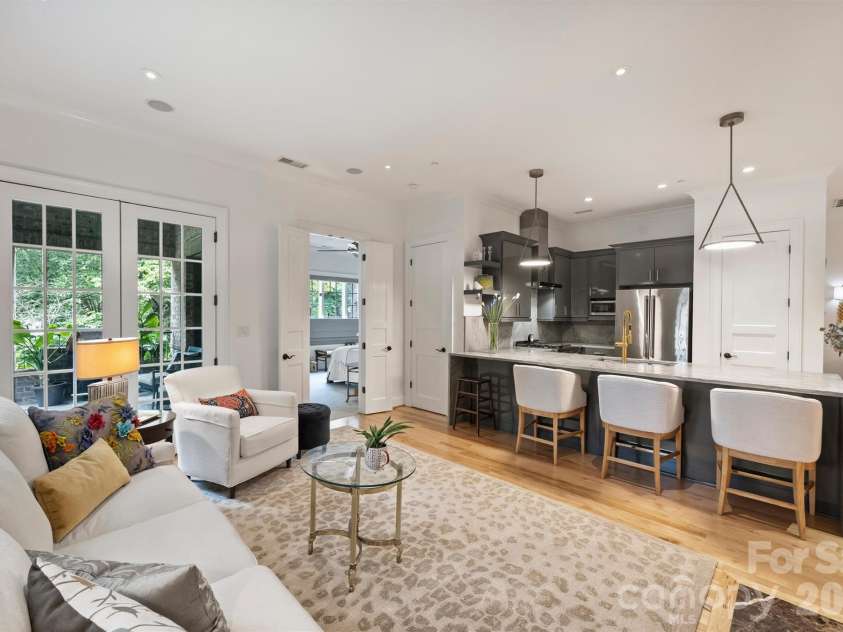 241 Queens Road, Charlotte, NC 28204.  MLS# CAR4400398, YatesRealty ID 39625. 