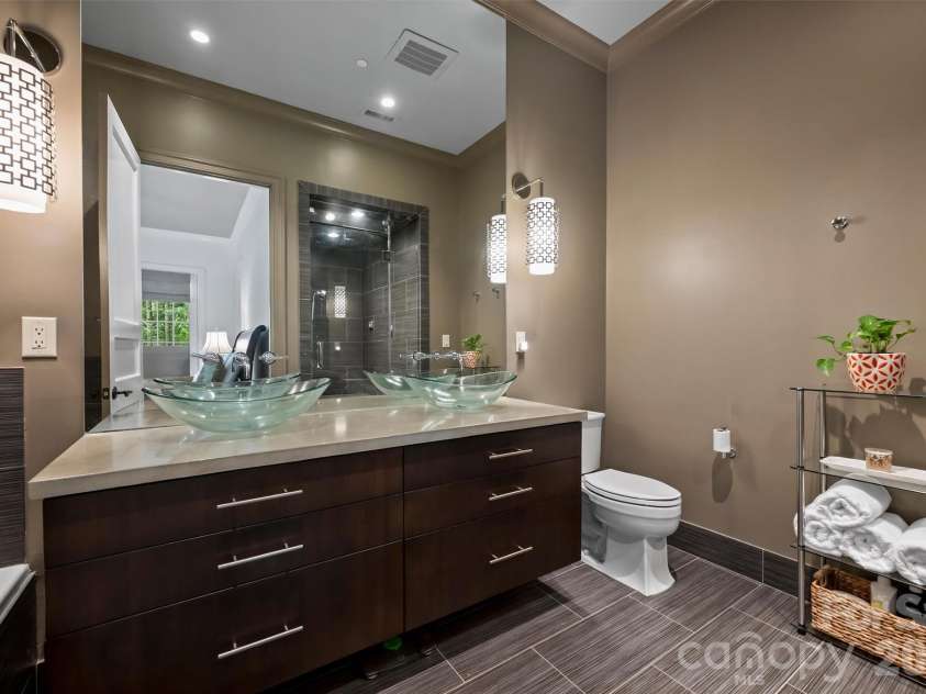 241 Queens Road, Charlotte, NC 28204.  MLS# CAR4400398, YatesRealty ID 39625. 