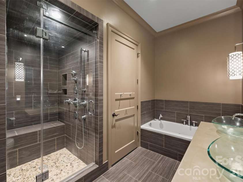 241 Queens Road, Charlotte, NC 28204.  MLS# CAR4400398, YatesRealty ID 39625. 