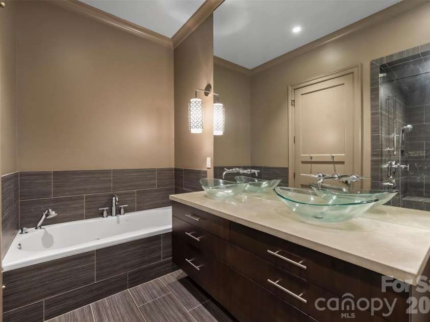 241 Queens Road, Charlotte, NC 28204.  MLS# CAR4400398, YatesRealty ID 39625. 
