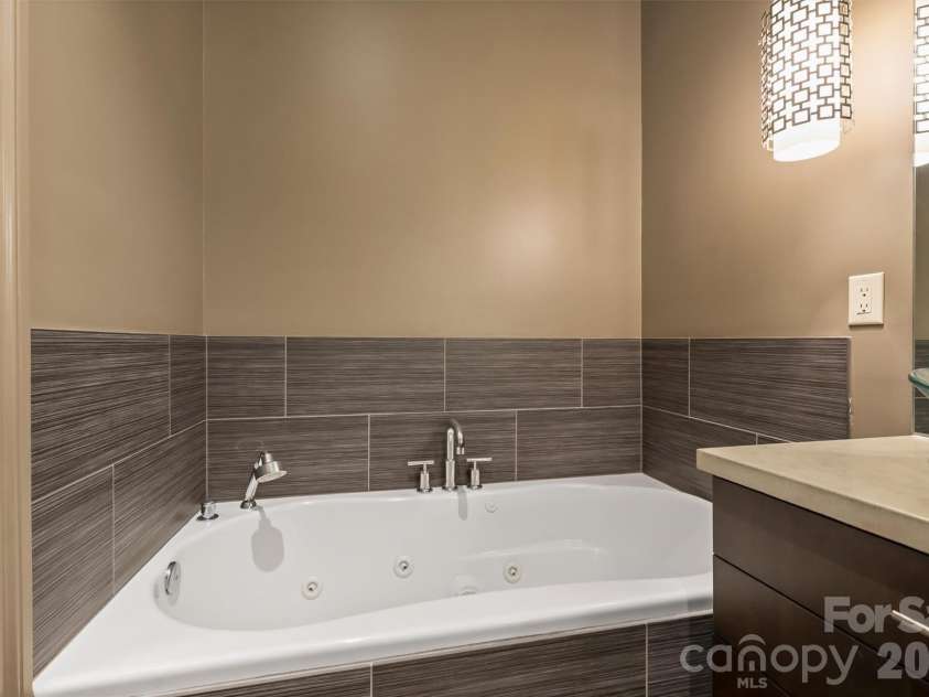 241 Queens Road, Charlotte, NC 28204.  MLS# CAR4400398, YatesRealty ID 39625. 