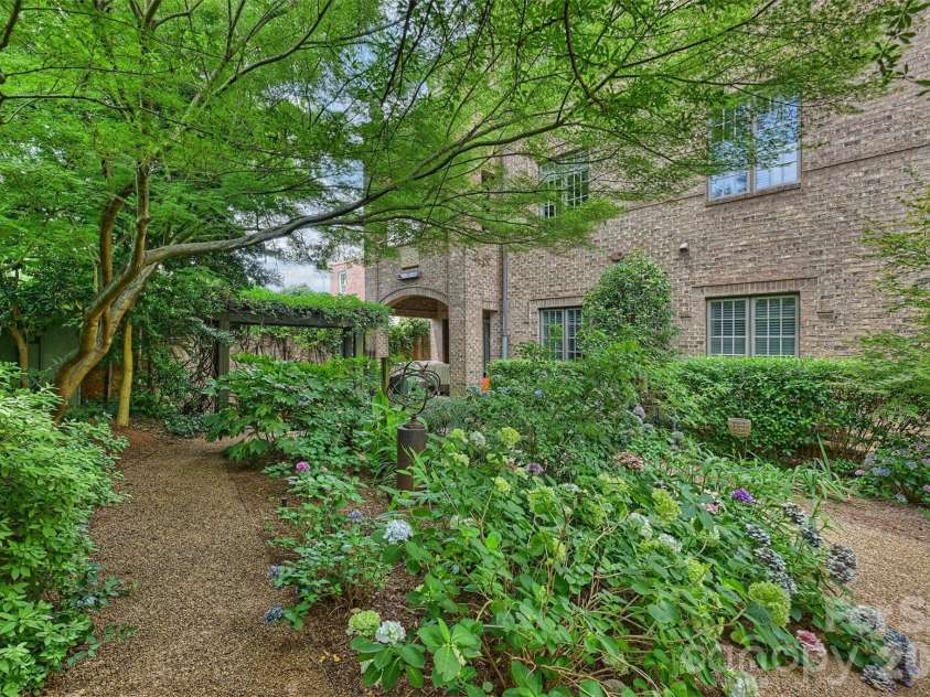241 Queens Road, Charlotte, NC 28204.  MLS# CAR4400398, YatesRealty ID 39625. 