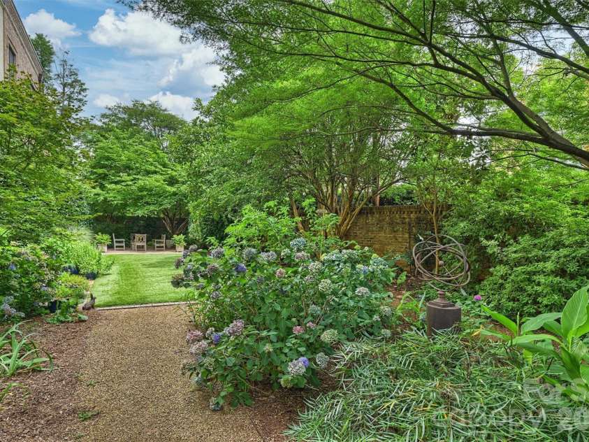 241 Queens Road, Charlotte, NC 28204.  MLS# CAR4400398, YatesRealty ID 39625. 
