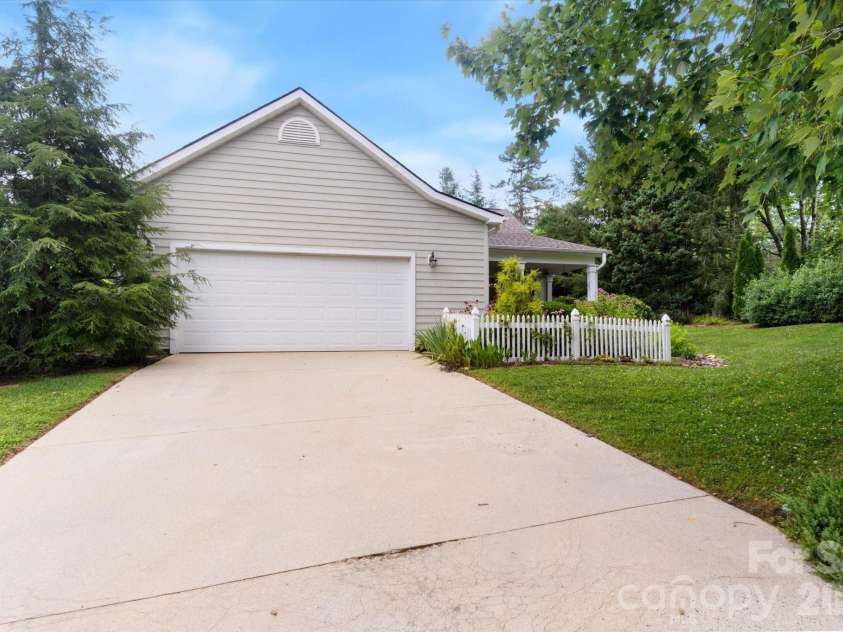 36 Sheffield Place, Brevard, NC 28712.  MLS# CAR4402157, YatesRealty ID 39626. 