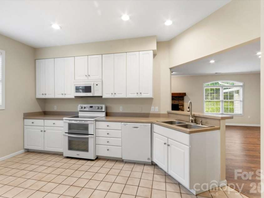 36 Sheffield Place, Brevard, NC 28712.  MLS# CAR4402157, YatesRealty ID 39626. 