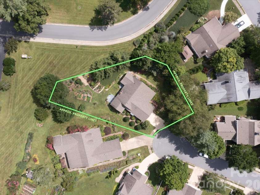 36 Sheffield Place, Brevard, NC 28712.  MLS# CAR4402157, YatesRealty ID 39626. 