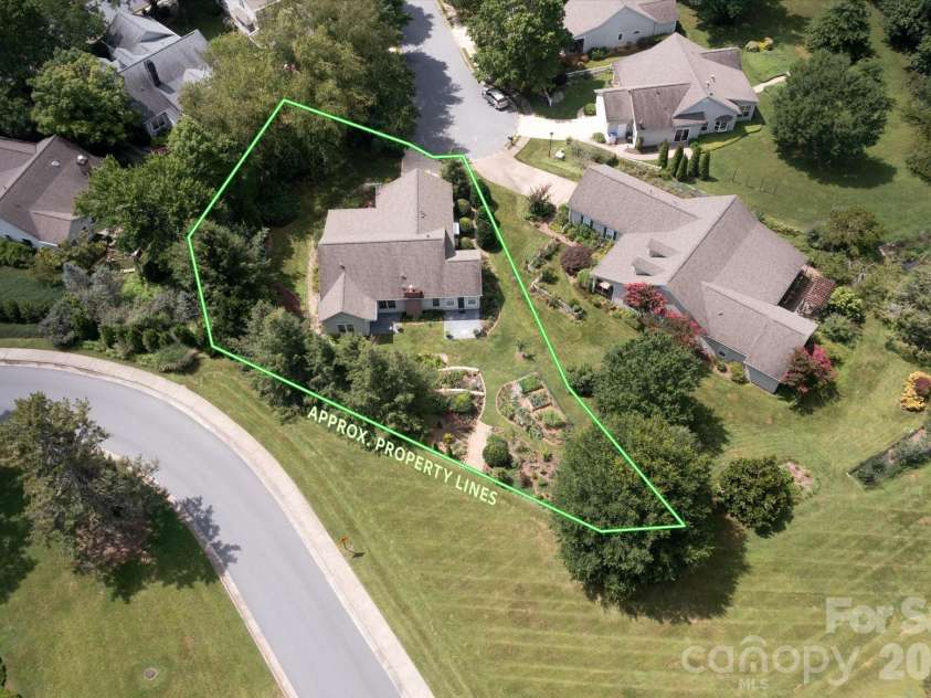 36 Sheffield Place, Brevard, NC 28712.  MLS# CAR4402157, YatesRealty ID 39626. 