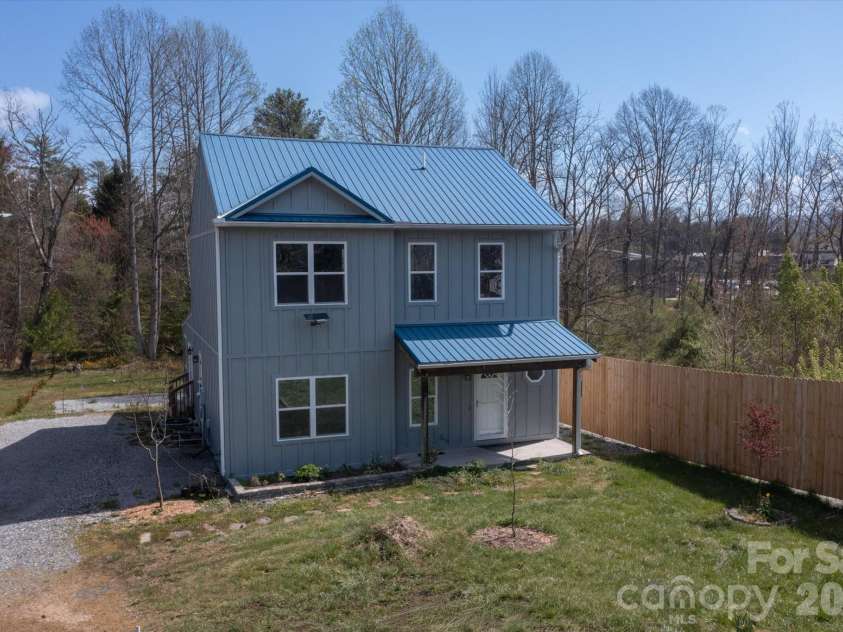 84 Poplar Street, Brevard, NC 28712.  MLS# CAR4403421, YatesRealty ID 39627. 