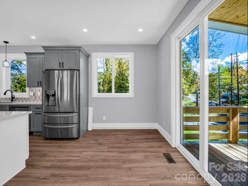 1 Pinnacle View Road, Asheville, NC 28803.  MLS# CAR4303088, YatesRealty ID 3963. 