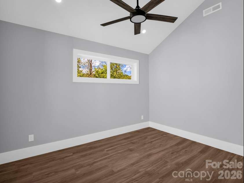 1 Pinnacle View Road, Asheville, NC 28803.  MLS# CAR4303088, YatesRealty ID 3963. 