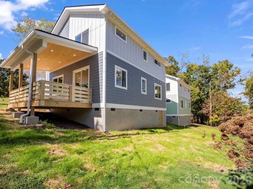 1 Pinnacle View Road, Asheville, NC 28803.  MLS# CAR4303088, YatesRealty ID 3963. 
