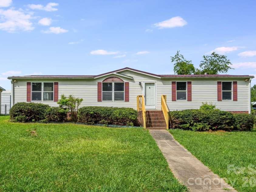 505 Crescent Way, Horse Shoe, NC 28742.  MLS# CAR4403929, YatesRealty ID 39639. 