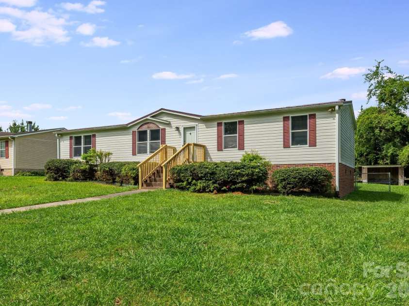 505 Crescent Way, Horse Shoe, NC 28742.  MLS# CAR4403929, YatesRealty ID 39639. 