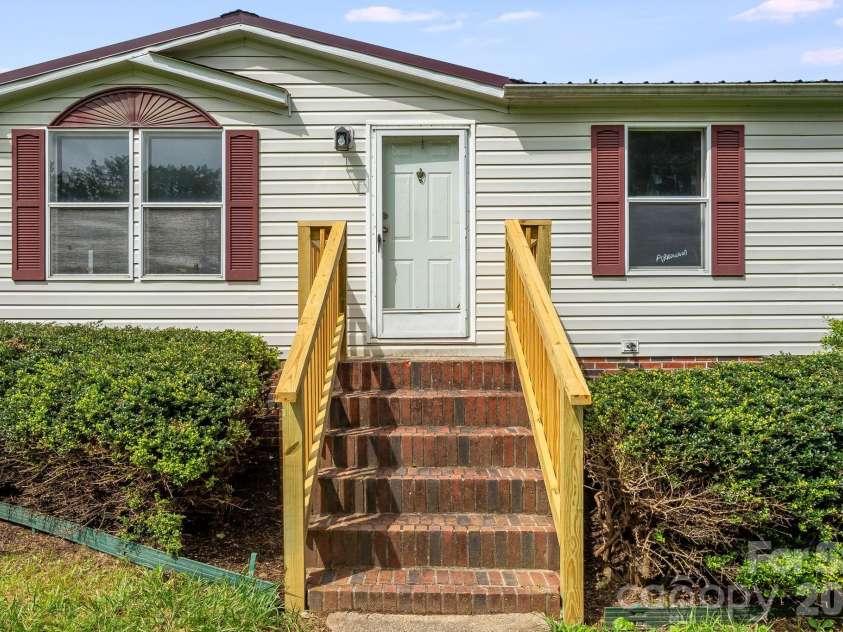 505 Crescent Way, Horse Shoe, NC 28742.  MLS# CAR4403929, YatesRealty ID 39639. 