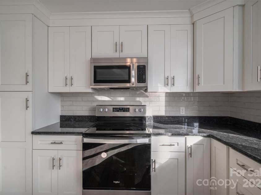 1934 Hickory Hills Drive, Denver, NC 28037.  MLS# CAR4209236, YatesRealty ID 3964. Kitchen w/new appliances