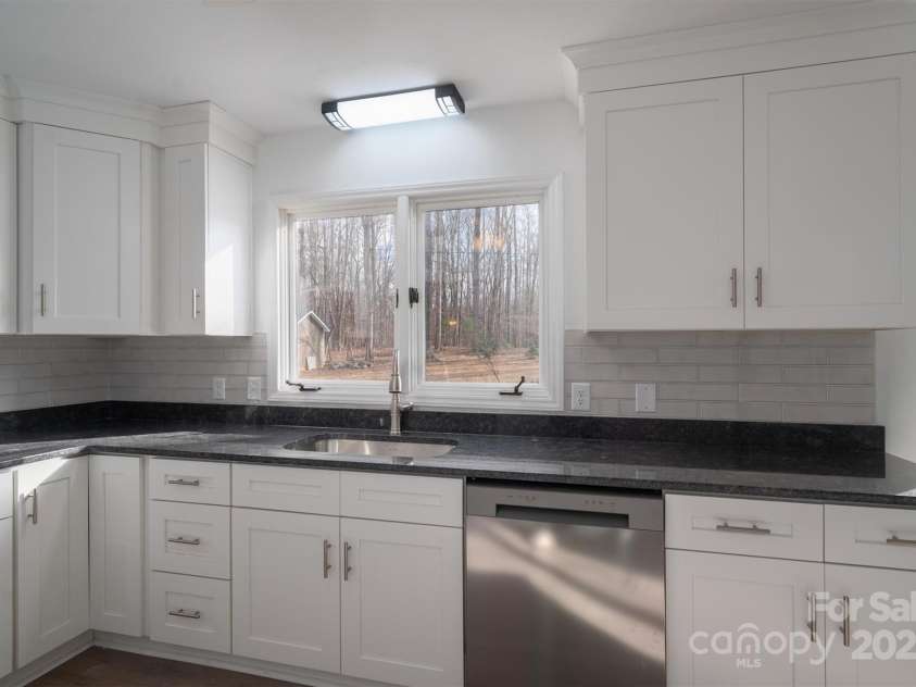 1934 Hickory Hills Drive, Denver, NC 28037.  MLS# CAR4209236, YatesRealty ID 3964. Updated kitchen