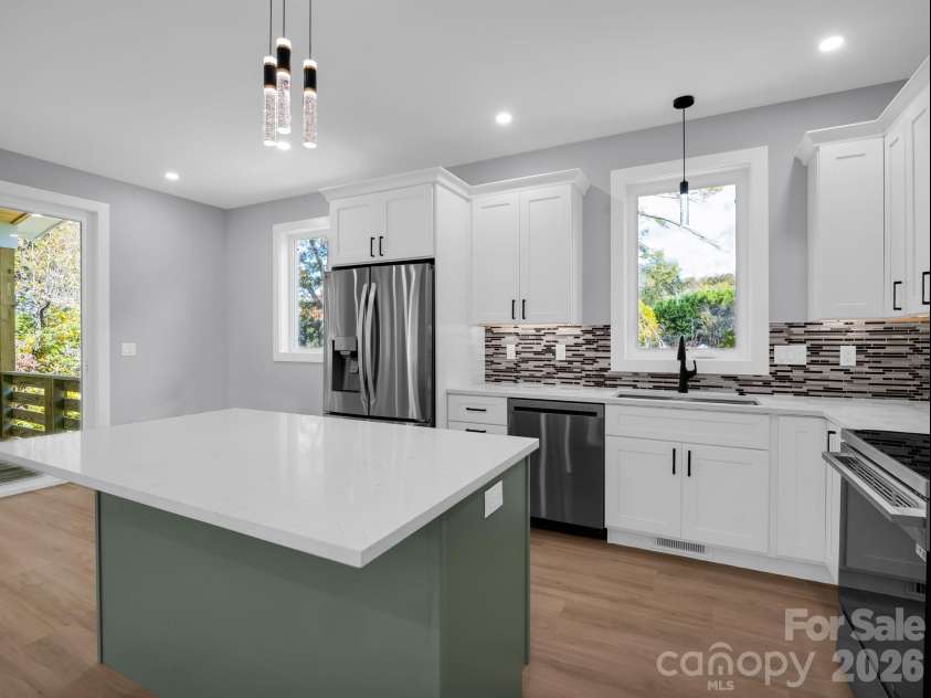 3 Pinnacle View Road, Asheville, NC 28803.  MLS# CAR4303110, YatesRealty ID 3964. 