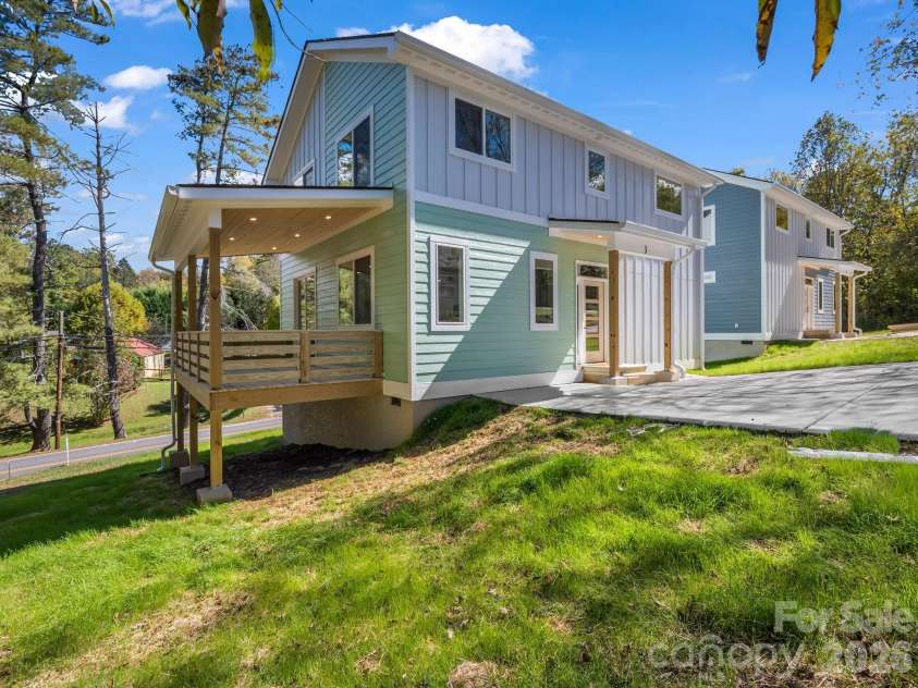 3 Pinnacle View Road, Asheville, NC 28803.  MLS# CAR4303110, YatesRealty ID 3964. 