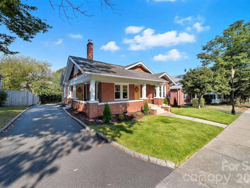 609 2nd Street, Hickory, NC 28601.  MLS# CAR4305658, YatesRealty ID 39644. 