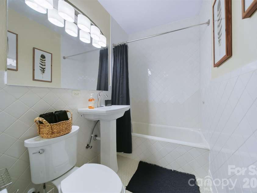 609 2nd Street, Hickory, NC 28601.  MLS# CAR4305658, YatesRealty ID 39644. 