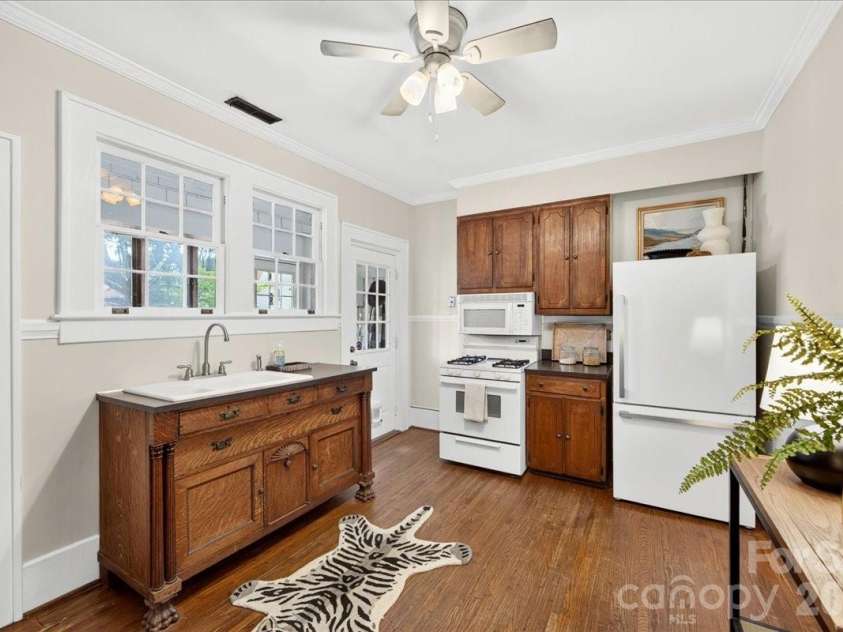 524 Hawthorne Lane, Charlotte, NC 28204.  MLS# CAR4395091, YatesRealty ID 39646. 