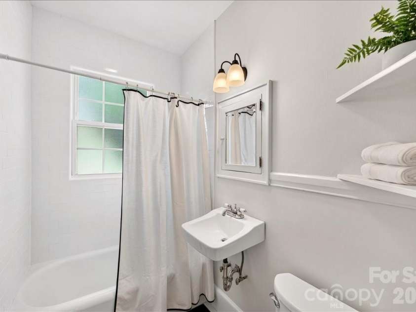 524 Hawthorne Lane, Charlotte, NC 28204.  MLS# CAR4395091, YatesRealty ID 39646. 