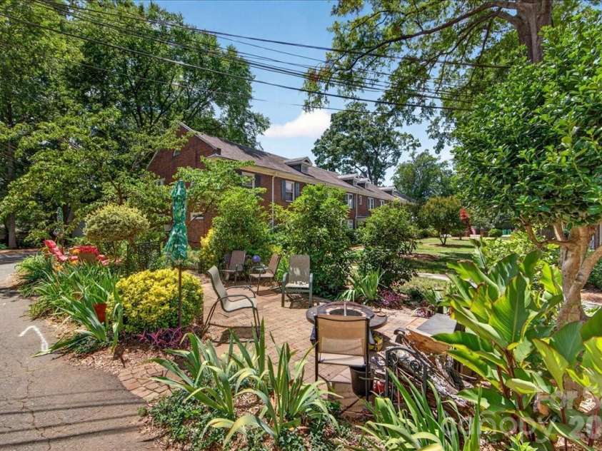 524 Hawthorne Lane, Charlotte, NC 28204.  MLS# CAR4395091, YatesRealty ID 39646. Hawthorne Condominiums Courtyard Patio