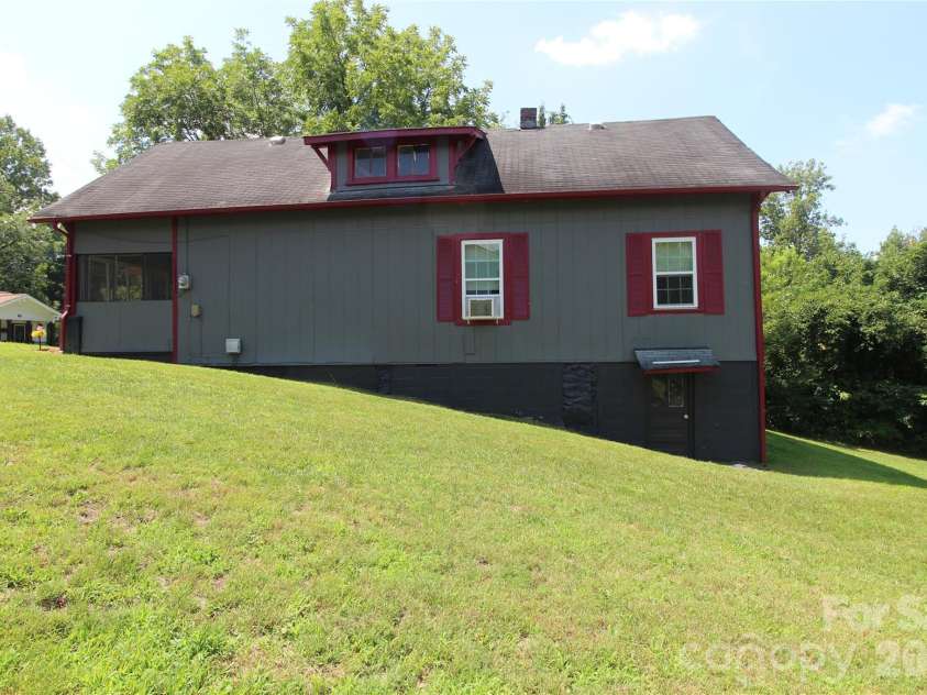 438 Folk Street, Lenoir, NC 28645.  MLS# CAR4405915, YatesRealty ID 39649. Bath