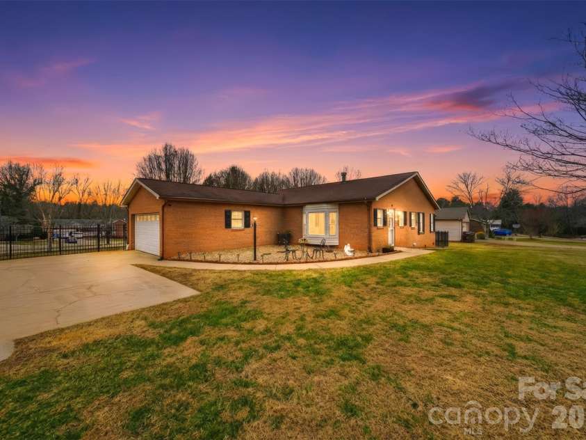 2336 21st Avenue, Hickory, NC 28601.  MLS# CAR4330468, YatesRealty ID 3965. 