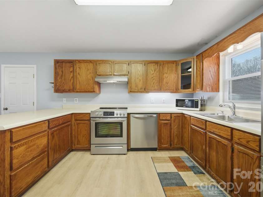 2336 21st Avenue, Hickory, NC 28601.  MLS# CAR4330468, YatesRealty ID 3965. 