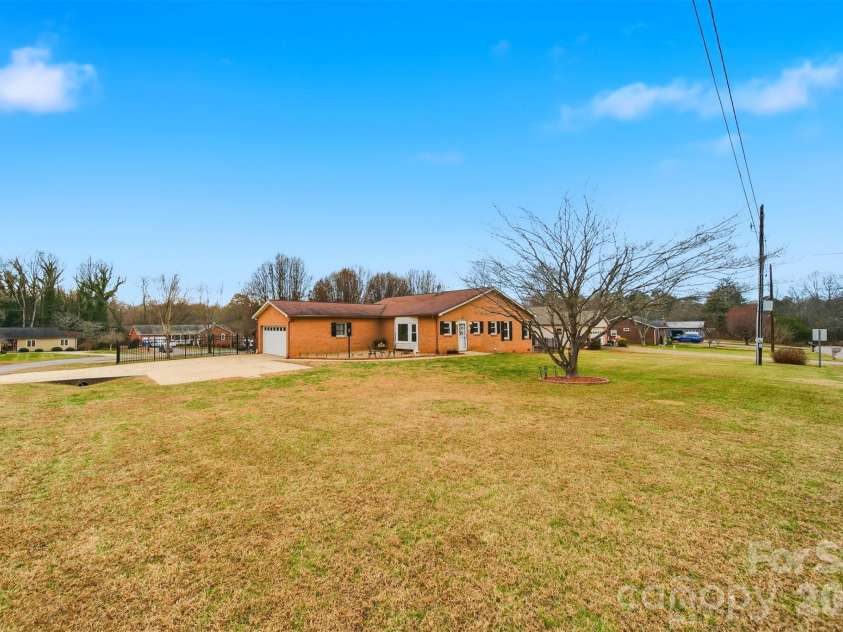 2336 21st Avenue, Hickory, NC 28601.  MLS# CAR4330468, YatesRealty ID 3965. 