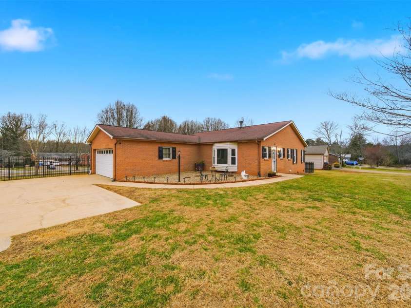 2336 21st Avenue, Hickory, NC 28601.  MLS# CAR4330468, YatesRealty ID 3965. 