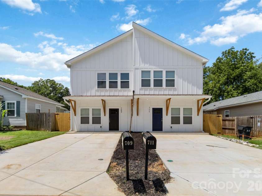 709 Pennsylvania Avenue, Charlotte, NC 28216.  MLS# CAR4406385, YatesRealty ID 39650. 
