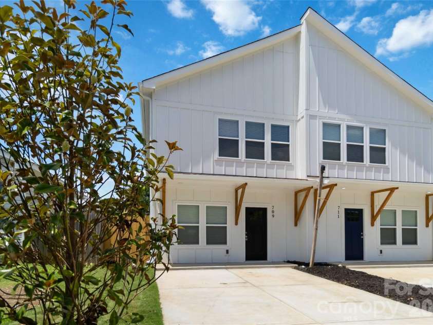 709 Pennsylvania Avenue, Charlotte, NC 28216.  MLS# CAR4406385, YatesRealty ID 39650. 