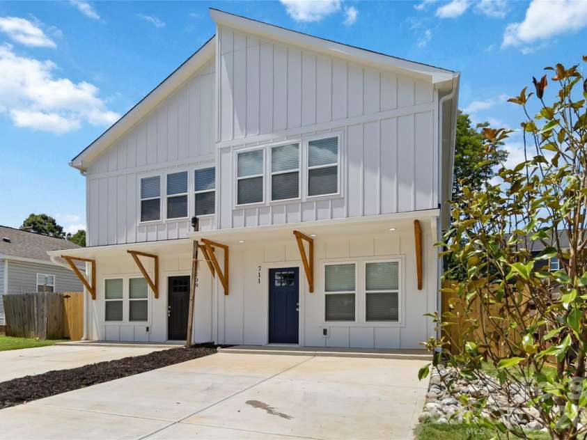 709 Pennsylvania Avenue, Charlotte, NC 28216.  MLS# CAR4406385, YatesRealty ID 39650. 