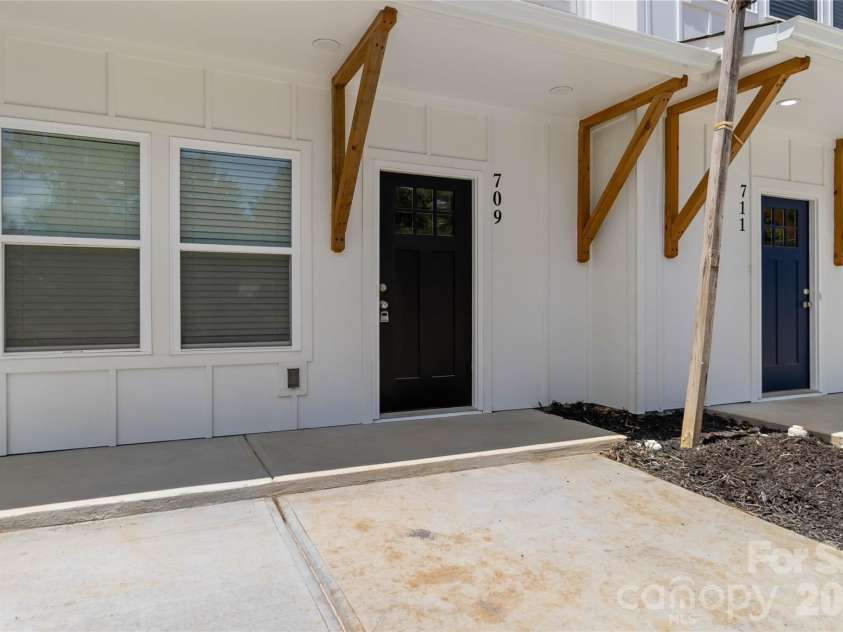 709 Pennsylvania Avenue, Charlotte, NC 28216.  MLS# CAR4406385, YatesRealty ID 39650. 