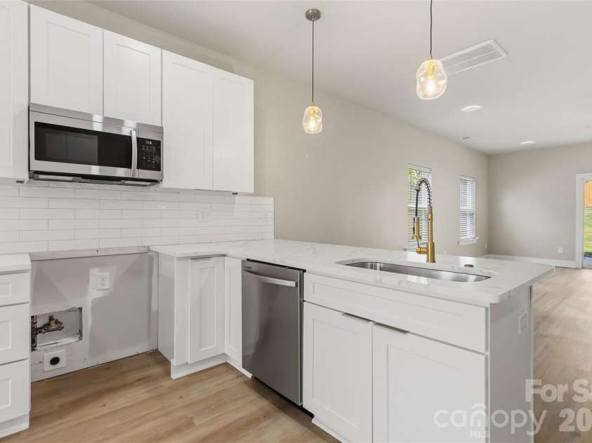 709 Pennsylvania Avenue, Charlotte, NC 28216.  MLS# CAR4406385, YatesRealty ID 39650. 