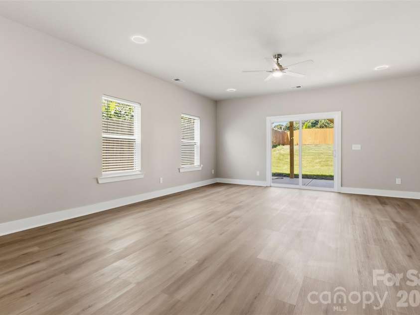 709 Pennsylvania Avenue, Charlotte, NC 28216.  MLS# CAR4406385, YatesRealty ID 39650. 