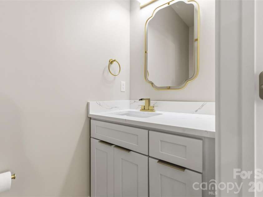 709 Pennsylvania Avenue, Charlotte, NC 28216.  MLS# CAR4406385, YatesRealty ID 39650. 