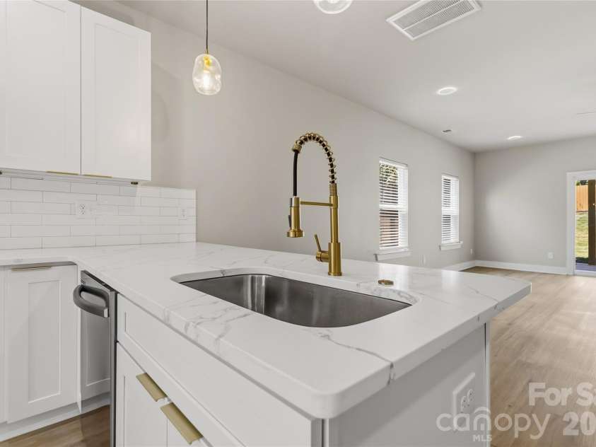 709 Pennsylvania Avenue, Charlotte, NC 28216.  MLS# CAR4406385, YatesRealty ID 39650. 