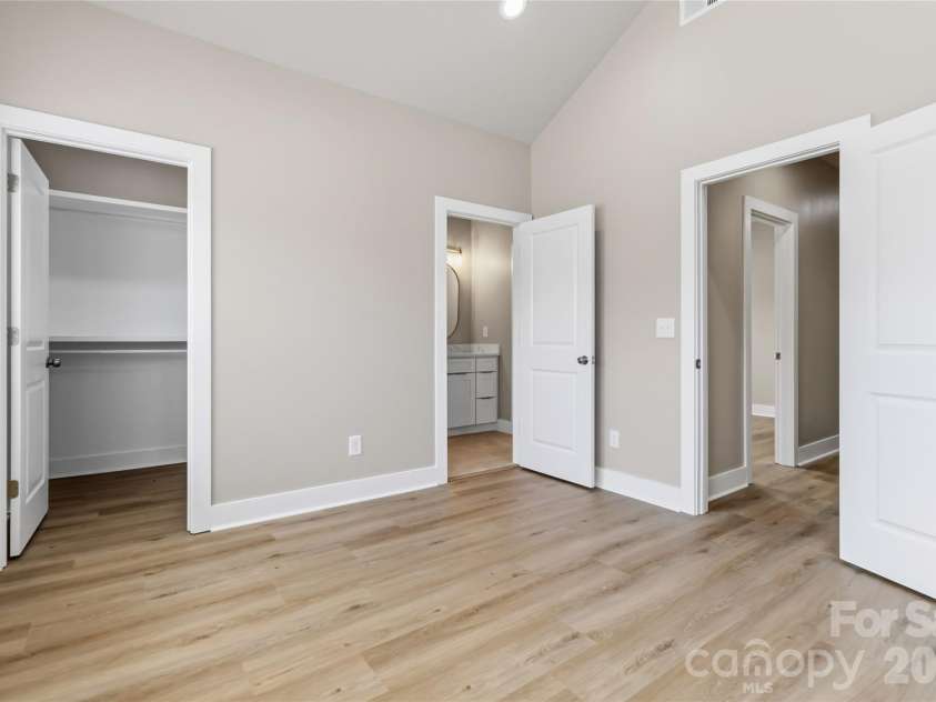 709 Pennsylvania Avenue, Charlotte, NC 28216.  MLS# CAR4406385, YatesRealty ID 39650. 