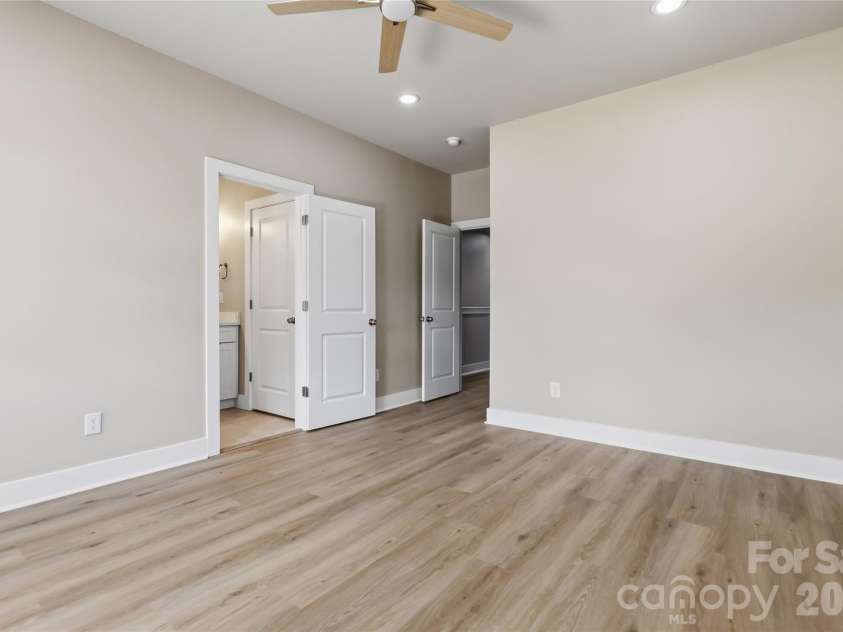 709 Pennsylvania Avenue, Charlotte, NC 28216.  MLS# CAR4406385, YatesRealty ID 39650. 