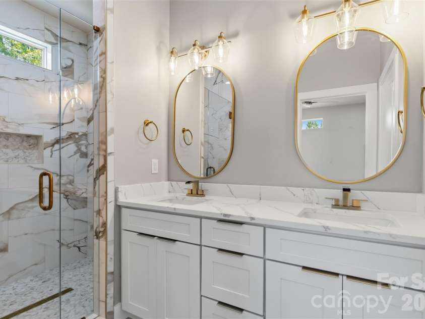 709 Pennsylvania Avenue, Charlotte, NC 28216.  MLS# CAR4406385, YatesRealty ID 39650. 