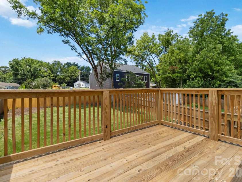 709 Pennsylvania Avenue, Charlotte, NC 28216.  MLS# CAR4406385, YatesRealty ID 39650. 